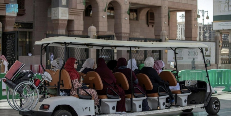 60 كادراً يبذلون خدمة إنسانية لـ 700 ألف حاج من كبار السن وذوي الإعاقة في ساحات المسجد النبوي