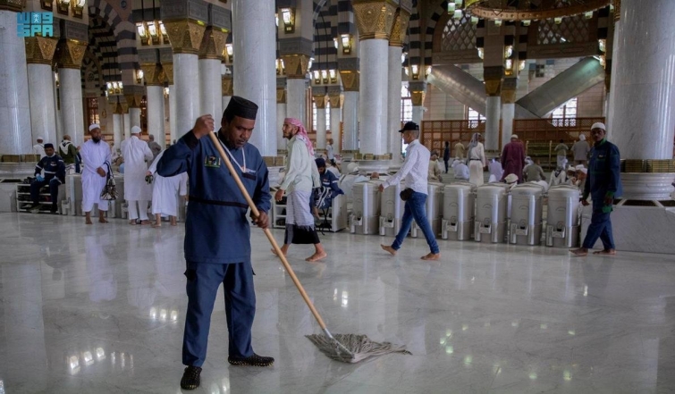 بكوادر مدربة.. تطهير المسجد النبوي بأكثر من 600 معدة يوميًا