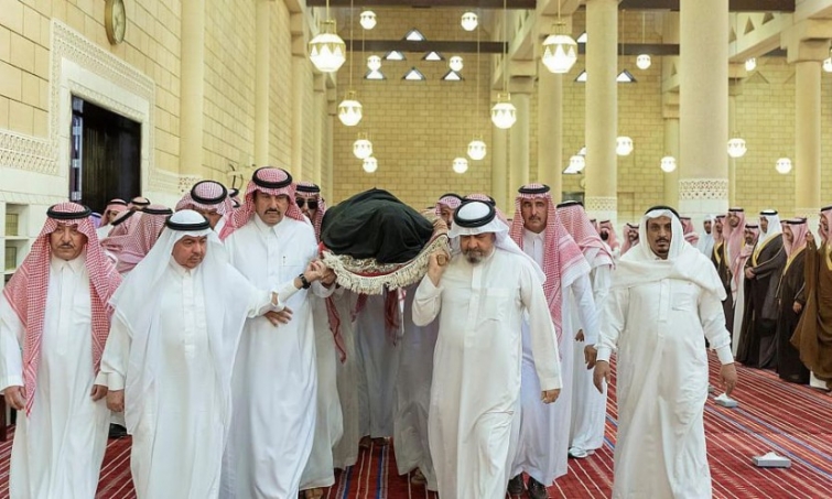 سمو الأمير فيصل بن بندر يؤدي صلاة الميت على سمو الأميرة موضي بنت محمد بن سعود الكبير رحمها الله