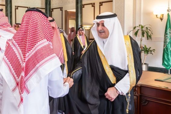 أمير منطقة تبوك يتبادل التهاني بعيد الفطر مع منسوبي الإمارة