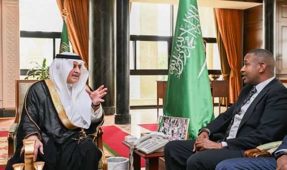 أمير منطقة تبوك يستقبل القنصل العام  لجمهورية كينيا  بجدة