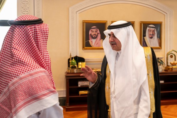 أمير منطقة تبوك يستقبل المواطن ناصر العسيري الذي تنازل عن  قاتل شقيقه لوجه الله