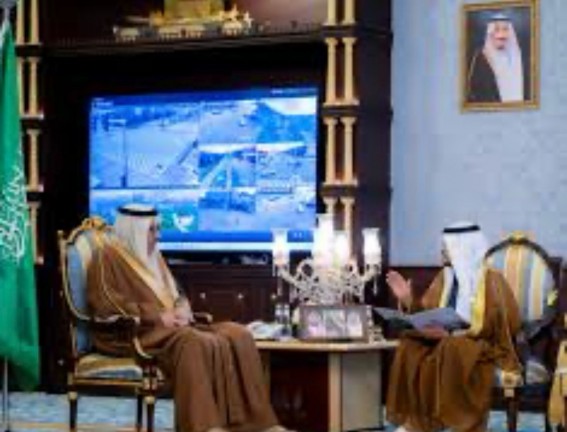 أمير الباحة يتسلّم التقرير السنوي لتجمع الباحة الصحي لعام 2024