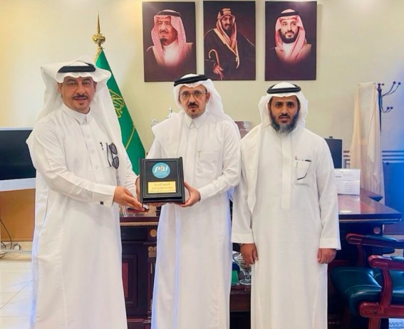 " جمعية نفع " تكرم محافظ رجال ألمع بعضوية فخرية تقديراً لدعمه المتواصل