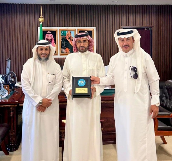 "نفع" تُكرم مدير تعليم رجال ألمع بعضوية فخرية تقديرًا لعطائه ودعمه المتواصل "نفع" تُكرم مدير تعليم رجال ألمع بعضوية فخرية تقديرًا لعطائه ودعمه المتواصل