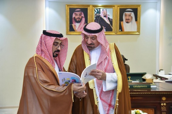 أمير نجران يتسلَّم التقرير السنوي لبنك التنمية الاجتماعية. أمير نجران يتسلَّم التقرير السنوي لبنك التنمية الاجتماعية.