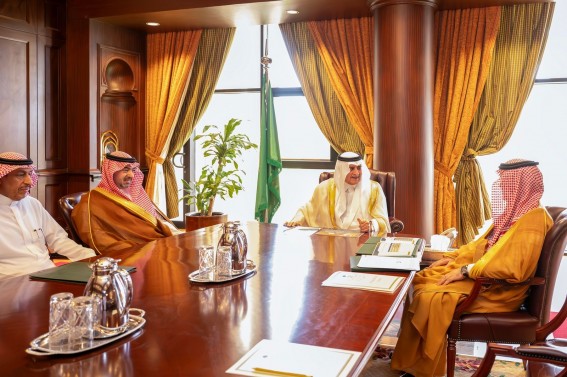 أمير تبوك يستقبل رئيس لجنة جائزة سموه للتفوق العلمي والتميز