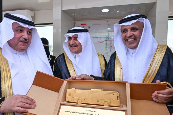 أمير منطقة تبوك يدشن مرحلة التشغيل الفعلي لمشروع النقل العام بالحافلات بمدينة تبوك