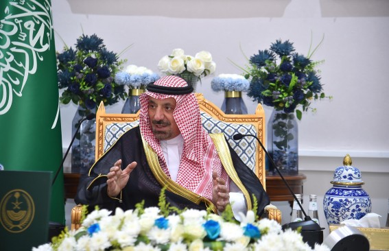 أمير نجران يتسلم  تكريماً من مؤسسة قدوات تقديرًا لمسيرته الوطنية