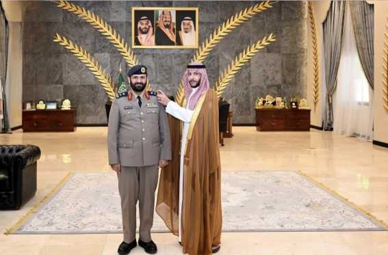 محافظ الطائف يقلّد مدير الدفاع المدني رتبته الجديدة