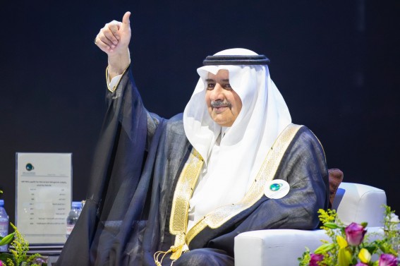 حين  يتوشّح التخرج هيبة الأمير ودفء الأب