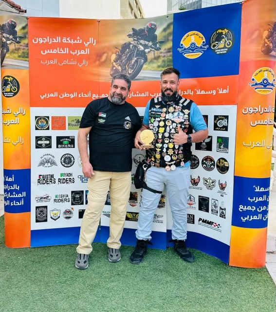 تكريم الرحّال السعودي وليد الأحمري في ملتقى "رالي نشامى العرب" بالعاصمة الأردنية عمان تكريم الرحّال السعودي وليد الأحمري في ملتقى "رالي نشامى العرب" بالعاصمة الأردنية عمان