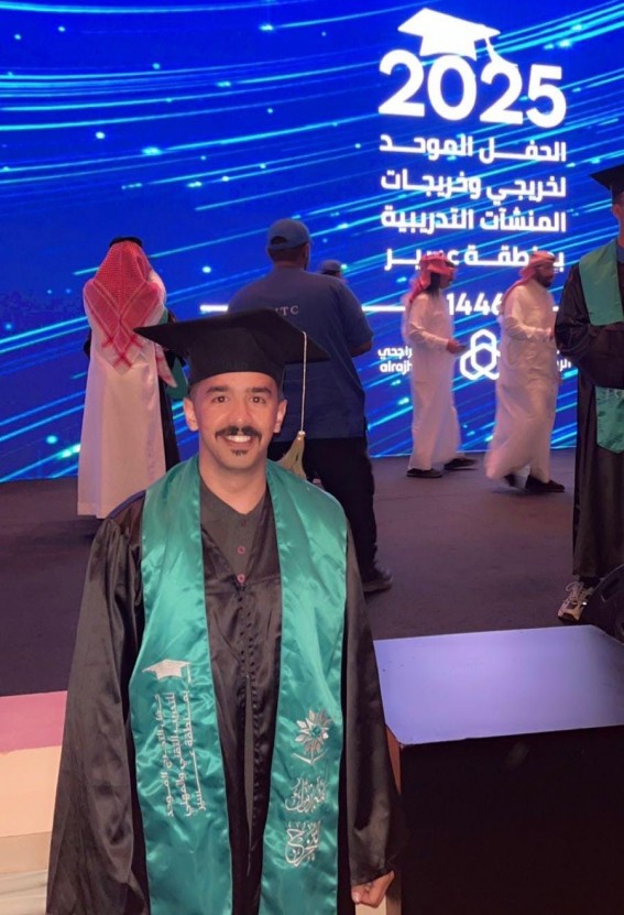 ماجد الغنمي يحتفل بتخرجه مهندسًا بتقدير ممتاز