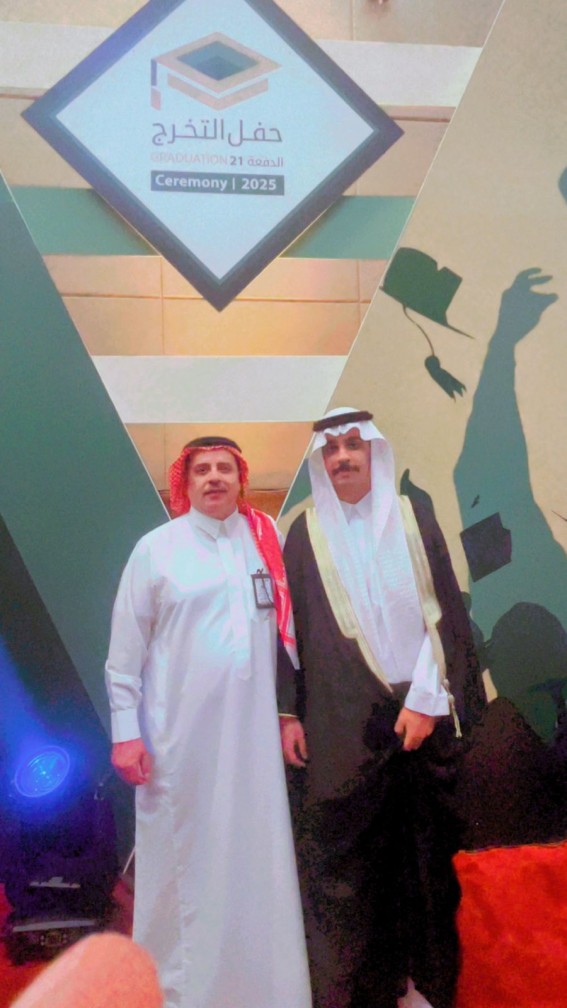 الإعلامي الثبيتي يحتفل بتخرج نجله مهند