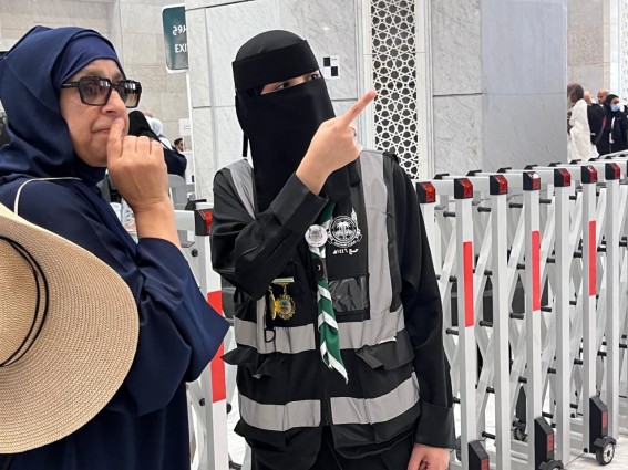 فتيات الكشافة يساهمن بتنظيم الحشود في الحرم