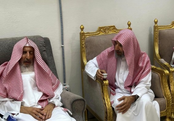 المفتي العام يستقبل عدداً من العلماء المهنئين بعيد الأضحى بمشعر منى المفتي العام يستقبل عدداً من العلماء المهنئين بعيد الأضحى بمشعر منى