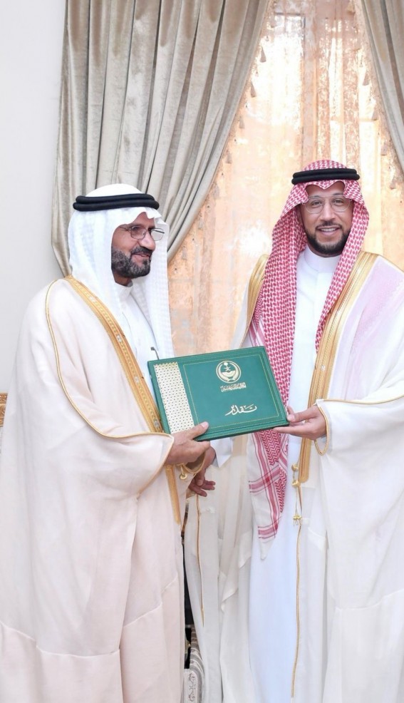 نائب أمير المنطقة يكرّم المواطن سعيد الفلاحي لمبادرته الوطنية في مركز السودة نائب أمير المنطقة يكرّم المواطن سعيد الفلاحي لمبادرته الوطنية في مركز السودة