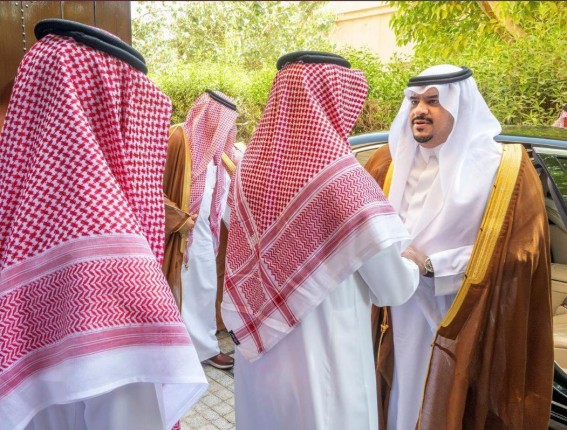 الأمير محمد بن عبدالرحمن يؤدي صلاة الميت على الأمير فيصل بن تركي الكبير بالرياض