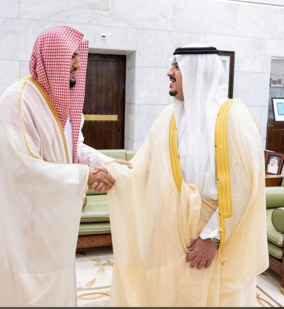 رئيس ومنسوبو المحكمة العامة يهنئون نائب أمير الرياض بالعيد رئيس ومنسوبو المحكمة العامة يهنئون نائب أمير الرياض بالعيد