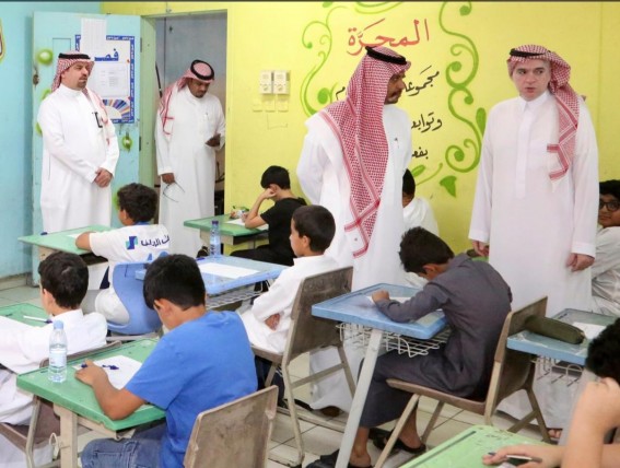 وكيل التعليم يتفقد سير الاختبارات ويشارك الميدان التربوي فرحة العيد