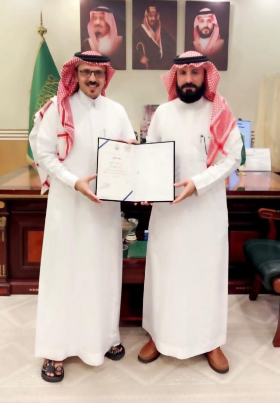 محافظ رجال ألمع يكرّم مدير الأحوال المدنية لجهوده المتميزة