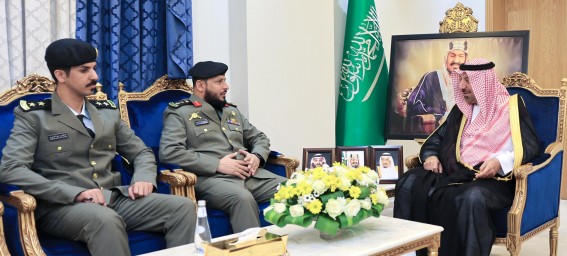 أمير نجران يطّلع على التقرير السنوي لقوة الأفواج الأمنية بالمنطقة.