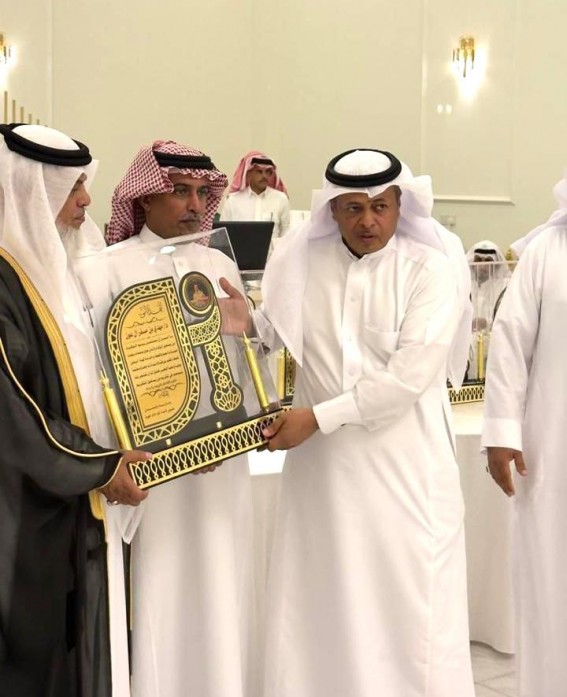 وفاء واعتزاز في لحظة تكريم.. منسوبو قاعدة الملك خالد الجوية يكرمون الدكتور مهدي اليامي