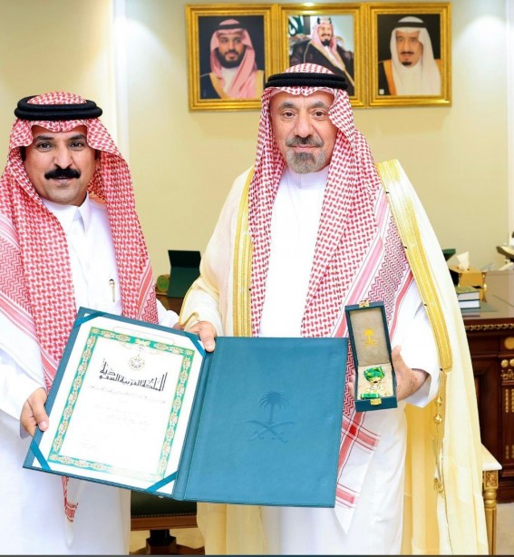 أمير نجران يُكرّم عبدالرحمن آل فهاد بوسام الملك عبدالعزيز من الدرجة الثالثة