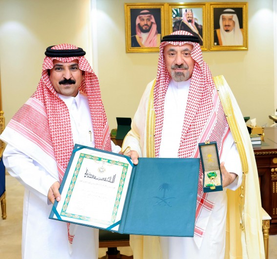أمير نجران يسلّم رئيس مركز منادي وسام الملك عبدالعزيز من الدرجة الثالثة . أمير نجران يسلّم رئيس مركز منادي وسام الملك عبدالعزيز من الدرجة الثالثة .