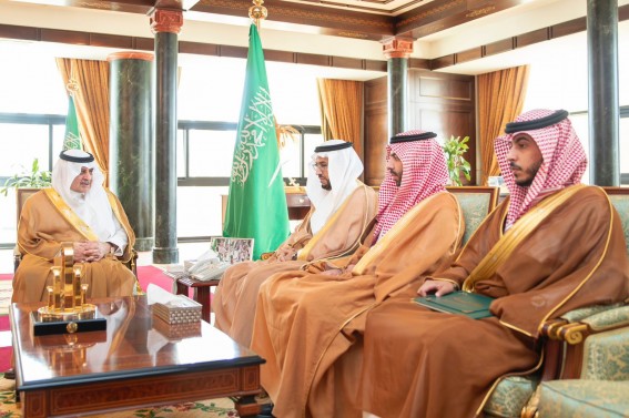 أمير تبوك يستقبل مدير فرع وزارة الصحة بالمنطقة والمدير التنفيذي لهيئة الصحة العامة بالقطاع الشمالي أمير تبوك يستقبل مدير فرع وزارة الصحة بالمنطقة والمدير التنفيذي لهيئة الصحة العامة بالقطاع الشمالي