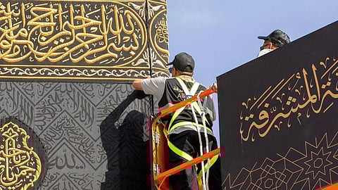 *كسوة الكعبة المشرفة: ثوب العزة والهيبة يتجدد مع مطلع كل عام هجري*