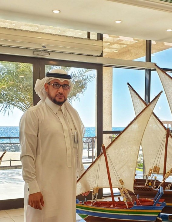 ماجد الصيدلاني رمز الإخلاص والعطاء في بلدية أملج