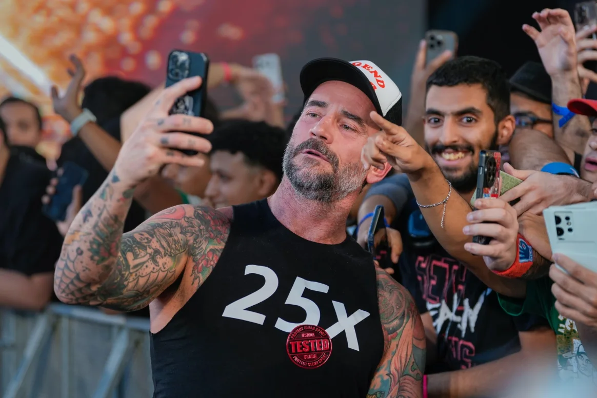 "سماك داون" يشعل الرياض.. نجوم WWE يبهرون الجماهير في ليلة من نار "سماك داون" يشعل الرياض.. نجوم WWE يبهرون الجماهير في ليلة من نار