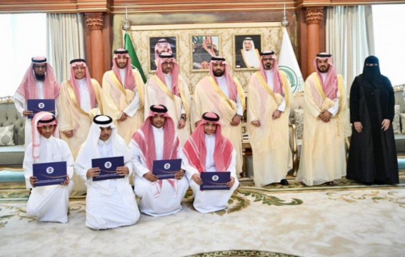 أمير جازان يرعى حفل تكريم الفائزين بجائزتي المواطنة المسؤولة أمير جازان يرعى حفل تكريم الفائزين بجائزتي المواطنة المسؤولة