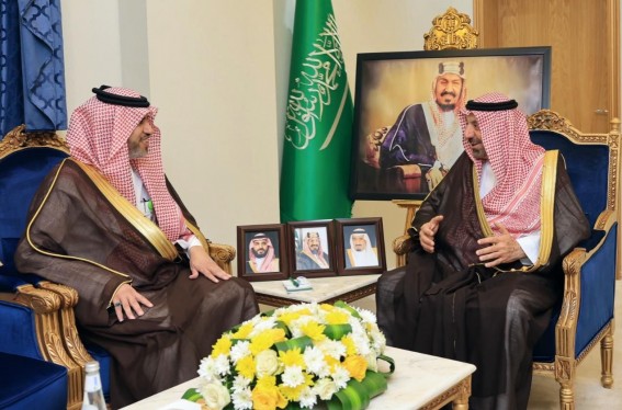 أمير نجران يلتقي مدير فرع المركز الوطني لتنمية الغطاء النباتي ومكافحة التصحر بالمنطقة أمير نجران يلتقي مدير فرع المركز الوطني لتنمية الغطاء النباتي ومكافحة التصحر بالمنطقة