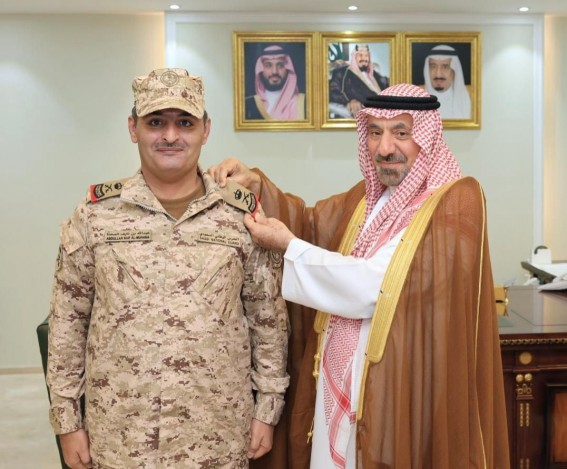 أمير نجران يقلّد مساعد قائد لواء الأمير تركي الأول بالحرس الوطني رتبته الجديدة أمير نجران يقلّد مساعد قائد لواء الأمير تركي الأول بالحرس الوطني رتبته الجديدة