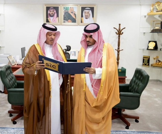نائب أمير نجران يطّلع على مشاريع “الاتصالات السعودية” ويشيد بدورها في دعم فعاليات المنطقة نائب أمير نجران يطّلع على مشاريع “الاتصالات السعودية” ويشيد بدورها في دعم فعاليات المنطقة