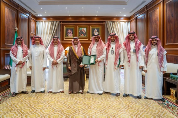 نائب أمير حائل يكرّم فريق كفاءة الطاقة لتحقيقهم نسبة أداء 100٪ نائب أمير حائل يكرّم فريق كفاءة الطاقة لتحقيقهم نسبة أداء 100٪