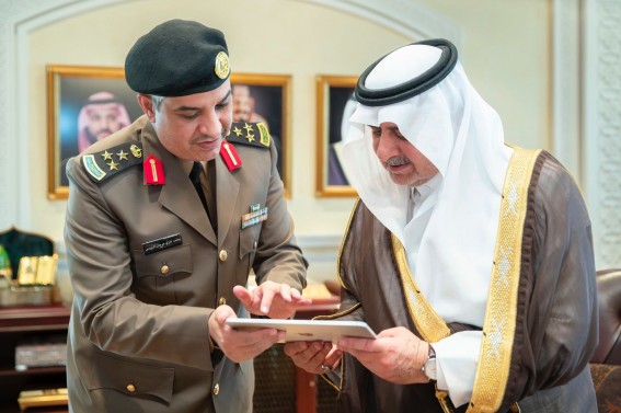 أمير تبوك يطلع على التقرير الإحصائي لمديرية مكافحة المخدرات بالمنطقة أمير تبوك يطلع على التقرير الإحصائي لمديرية مكافحة المخدرات بالمنطقة