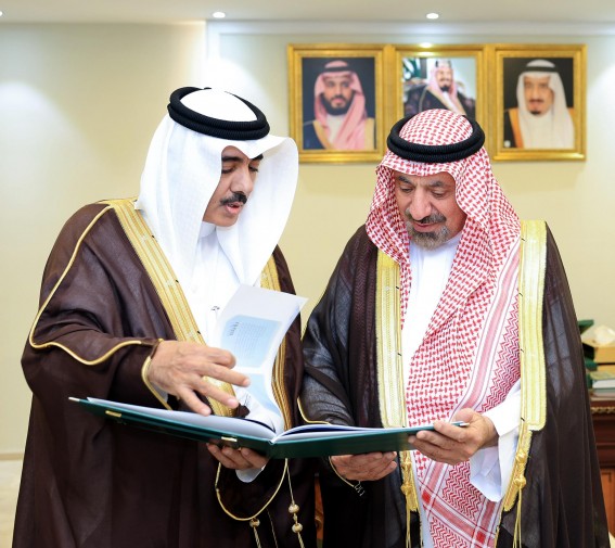 أمير نجران يطَّلع على الملف التعريفي للجمعية السعودية للإعلام والاتصال