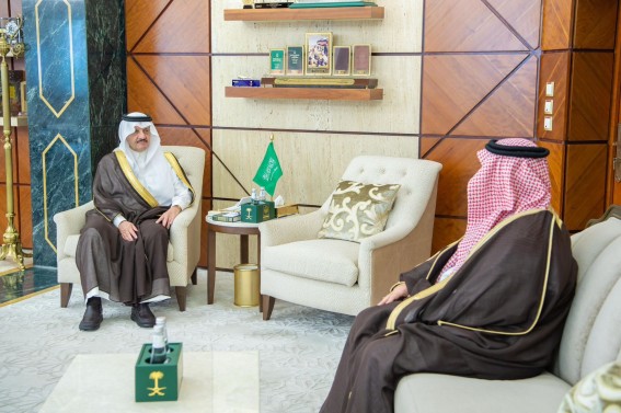 أمير المنطقة الشرقية يستقبل مدير عام فرع وزارة الصحة بمناسبة تعيينه أمير المنطقة الشرقية يستقبل مدير عام فرع وزارة الصحة بمناسبة تعيينه