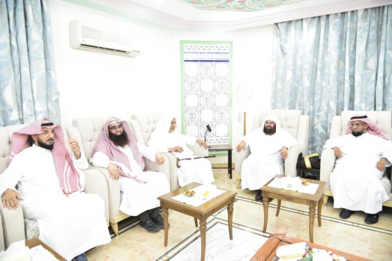 معالي رئيس الشؤون الدينية يزور شيخ قرّاء المسجد النبوي معالي رئيس الشؤون الدينية يزور شيخ قرّاء المسجد النبوي
