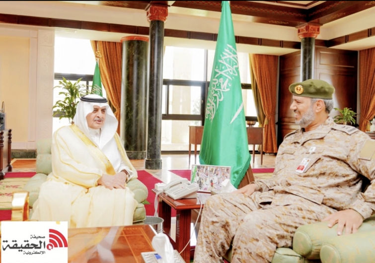أمير تبوك يستقبل مدير مستشفى الملك سلمان للقوات المسلحة بالشمالية الغربية