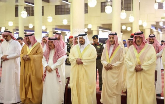 نائب أمير الرياض يؤدي صلاة الميت على الأمير الوليد بن خالد بن طلال نائب أمير الرياض يؤدي صلاة الميت على الأمير الوليد بن خالد بن طلال