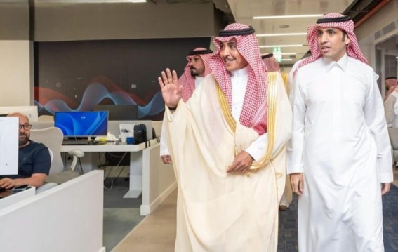 وزير الإعلام يتفقد مقر شبكة “العربية” بعد انتقالها إلى الرياض