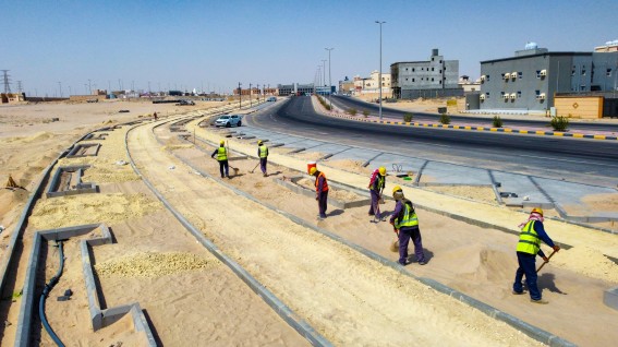 بلدية النعيرية تواصل أعمال إنشاء ممشى رياضي في حي الربيع لتعزيز جودة الحياة