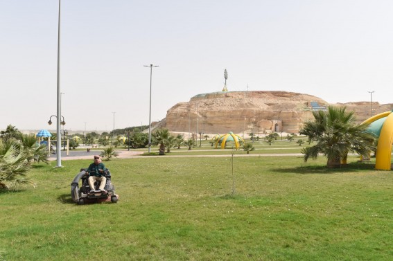 بلدية مليجة تواصل جهودها في تنسيق الأشجار والعناية بالمسطحات الخضراء لتعزيز المشهد الحضري