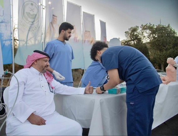 جامعة الباحة تسهم بطلابها في فعاليات صيف الجامعة يجمعنا