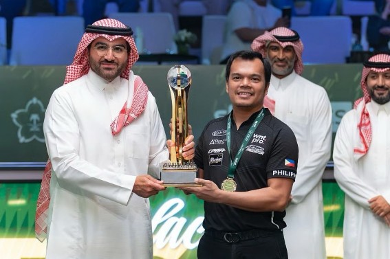 نائب وزير الرياضة يُتوّج الفلبيني كارلو بيادو بطلًا للعالم في البلياردو 2025 بجدة نائب وزير الرياضة يُتوّج الفلبيني كارلو بيادو بطلًا للعالم في البلياردو 2025 بجدة