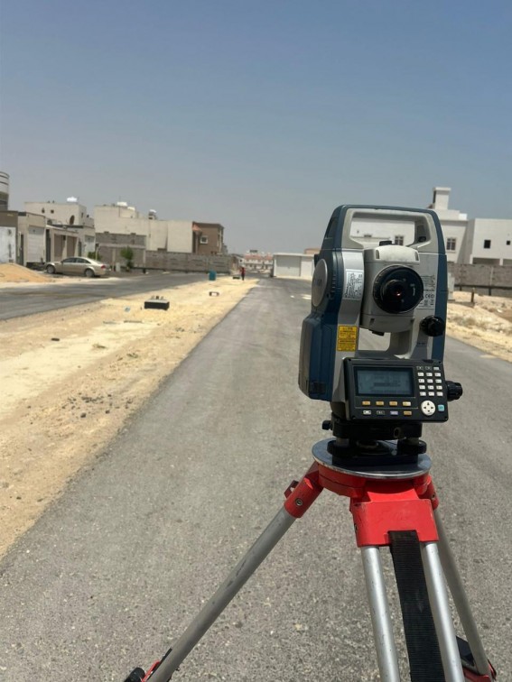 بلدية الجبيل تواصل تطوير ضاحية الملك فهد بمشروع لتحسين الإنارة